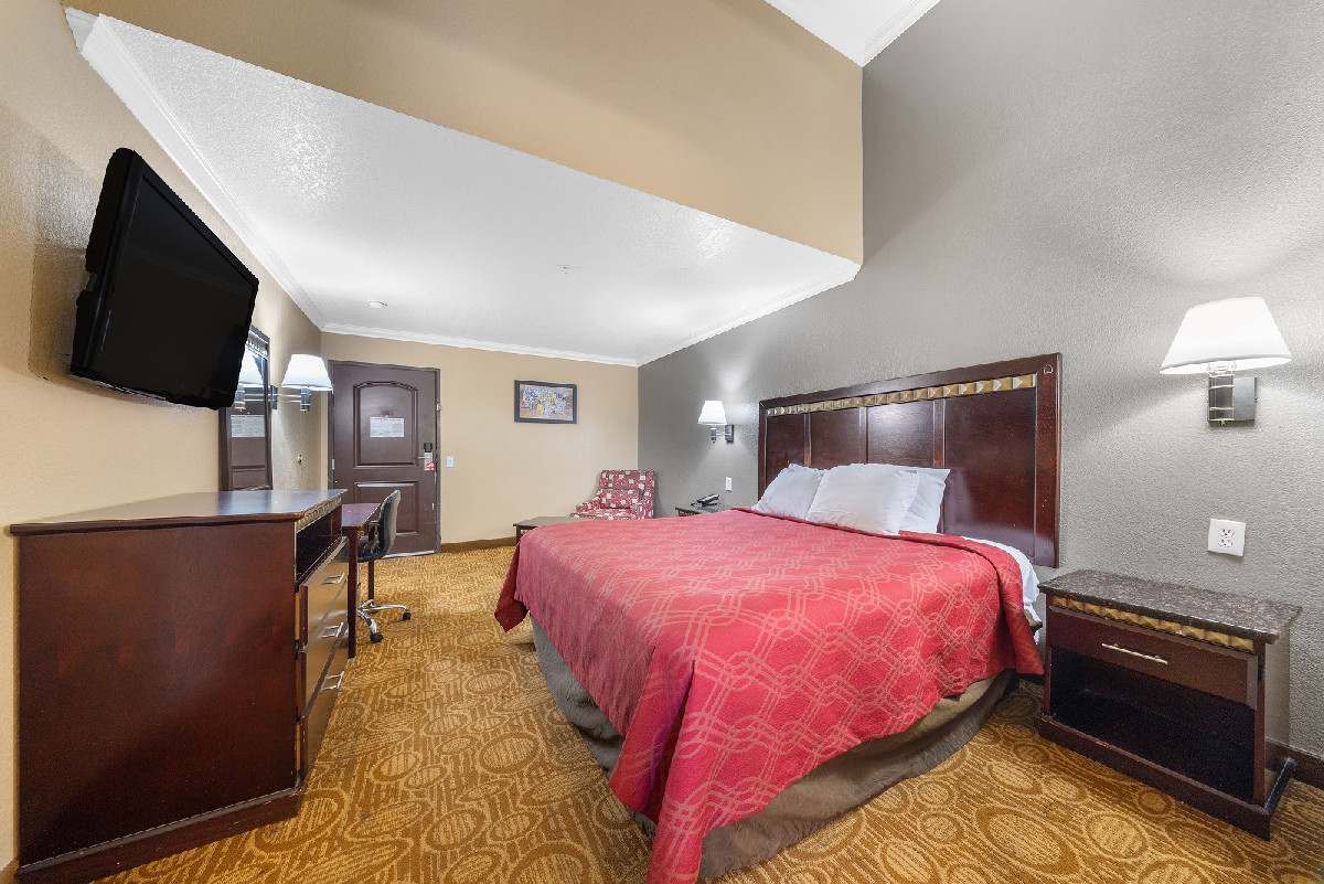 1 Queen Bed