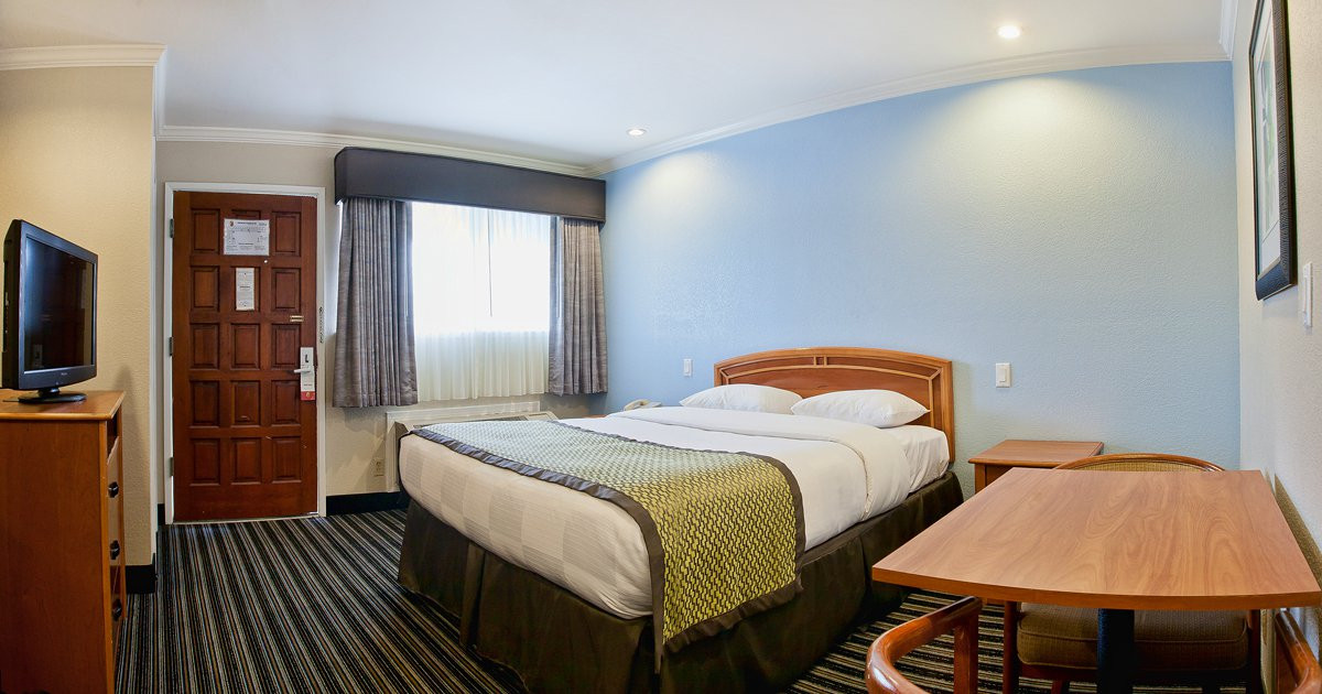 Queen Bed Accessible - Roll-In Shower